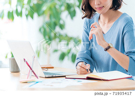 在宅ワーク　女性 71935417