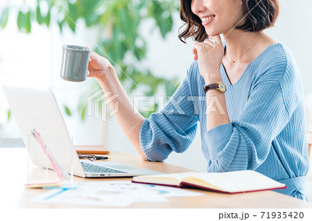 在宅ワーク　女性 71935420