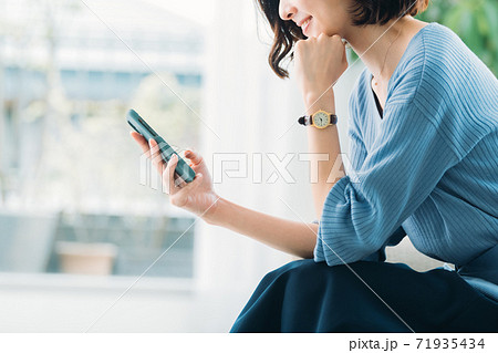 スマホ 女性 スマホ 女性 71935434