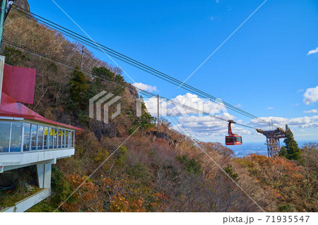 秋の筑波山 山頂の女体山駅付近から筑波山ロープウェイ方面を見る 71935547