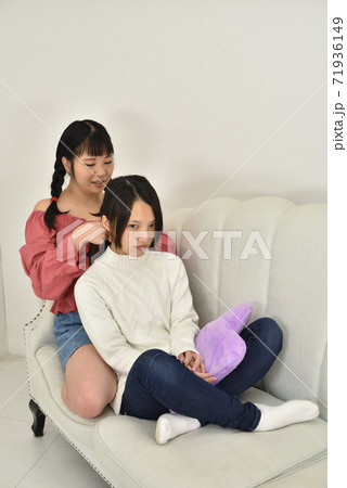 髪を梳かしあう女性2 71936149