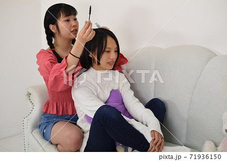 髪を梳かしあう女性1 71936150