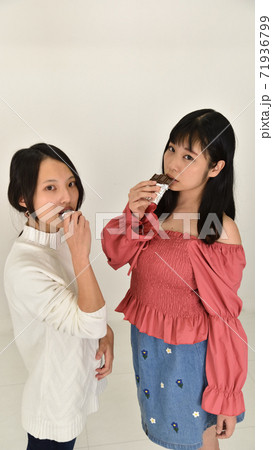 チョコレートを交換する同性カップル2 チョコレートを交換する同性カップル2 71936799