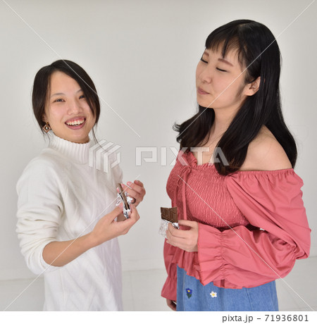 チョコレートを食べる同性カップル1の写真素材