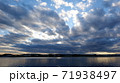 川の上を流れる雲 71938497