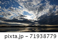 川の上を流れる雲 71938779