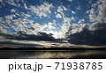 川の上を流れる雲 71938785