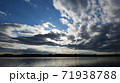川の上を流れる雲 71938788