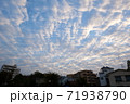 秋雲が広がる住宅街の朝 71938790