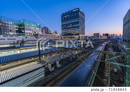 池袋駅　風景　ダイアデッキ　ダイアゲート　午後　夕暮れ　夕方　夜　都心　東京　線路 71938843