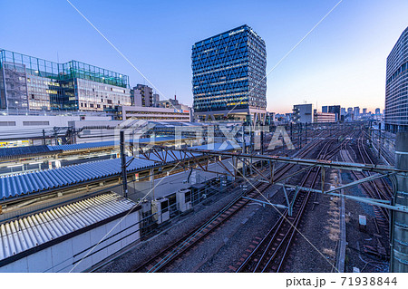 池袋駅　風景　ダイアデッキ　ダイアゲート　午後　夕暮れ　夕方　夜　都心　東京　線路 71938844