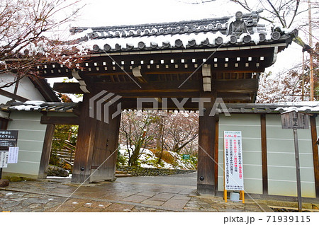 龍安寺の山門(京都市右京区龍安寺御陵下町) 龍安寺の山門(京都市右京区龍安寺御陵下町) 71939115