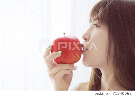 りんごと女性 71940065