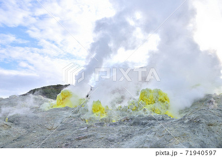 硫黄山　アトサヌプリ　活火山　地球の鼓動　大地の息吹　噴気群　阿寒摩周国立公園　 71940597