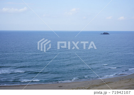 鳥取砂丘の沖に浮かぶくじら島 71942107
