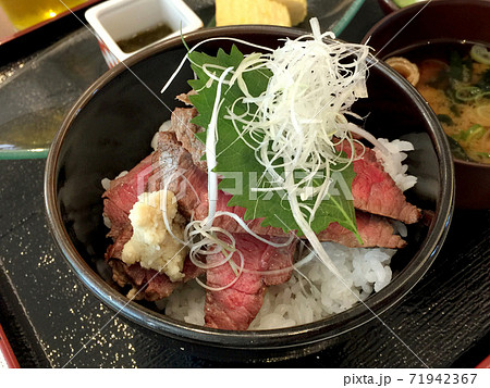 ローストビーフ丼　ローストビーフ　ローストビーフどんぶり 71942367