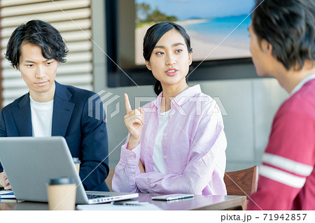 怒る女 カフェで年上の先輩に意見を言う若い女性 怒る女 カフェで年上の先輩に意見を言う若い女性 71942857