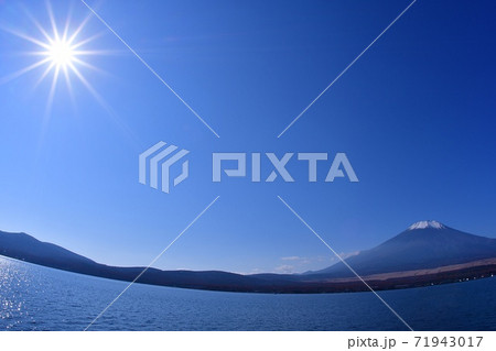 秋晴れの山中湖にて、富士の絶景 秋晴れの山中湖にて、富士の絶景 71943017