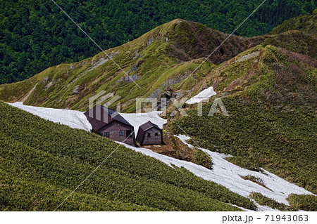 谷川岳・茂倉岳から見る茂倉岳避難小屋 71943063