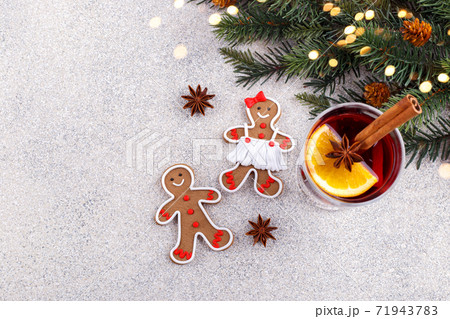 Traditional German Gluhwein with spices 71943783