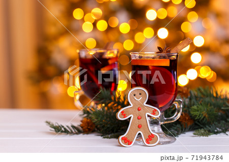 Traditional German Gluhwein with spices 71943784