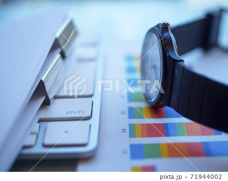 ビジネスイメージ・グラフ・書類・PC ビジネスイメージ・グラフ・書類・PC 71944002