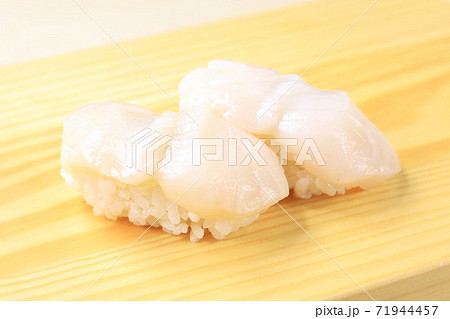 美味しい帆立貝の握り鮨 71944457