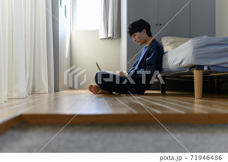 部屋着の男性 71946486