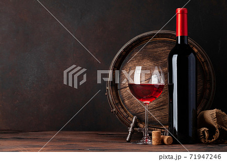 Wine bottle and old wooden barrel 71947246