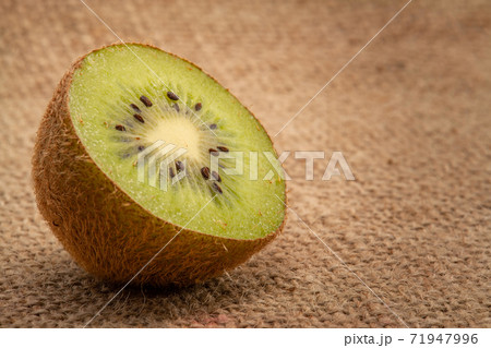 Half Kiwi Fruits Half Kiwi Fruits 71947996