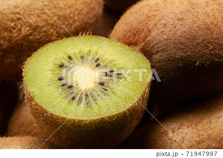 Half Kiwi Fruits 71947997