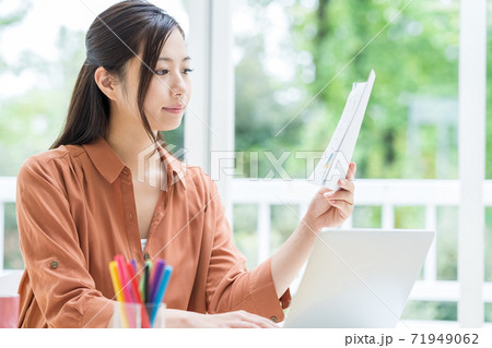 若い女性、ビジネスウーマン、在宅 71949062