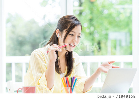 若い女性、在宅、学生、リモート 71949158