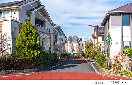 環境に配慮した新しい街 無電柱化の街 環境に配慮した新しい街 無電柱化の街 71949372