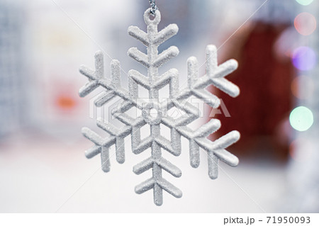 white snowflake tree toy with glitters, tree toy, soft focus white snowflake tree toy with glitters, tree toy, soft focus 71950093