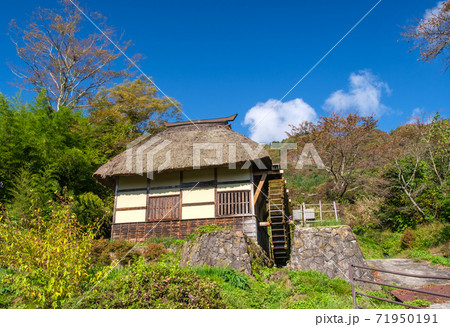 茅葺屋根の水車小屋の写真素材