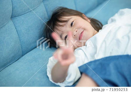 ソファーで遊ぶ女の子 71950253
