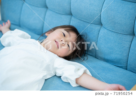 ソファーで遊ぶ女の子 71950254