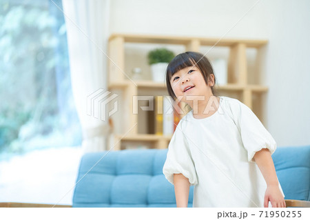 立ち上がる女の子 71950255