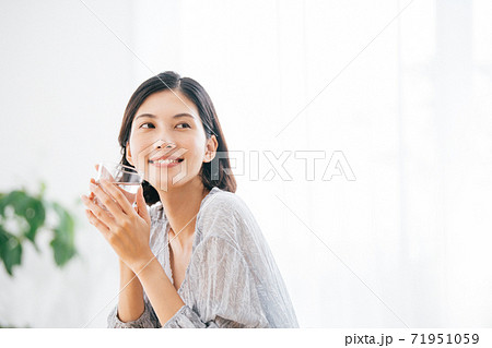 ビューティー　若い女性 71951059