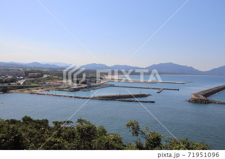 魚見公園展望所から見た遠賀川と芦屋港 71951096