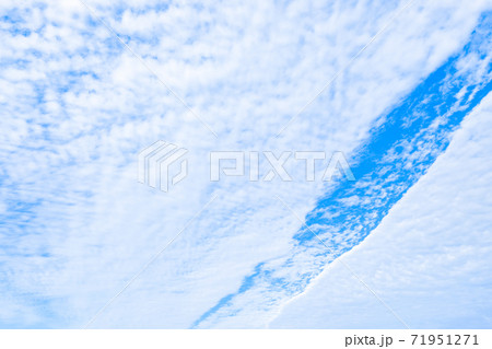 青空と珍しい形の雲（秋） 71951271