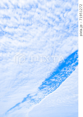 青空と珍しい形の雲（秋） 71951272