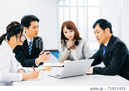 ビジネスシーン　オフィス 71951452