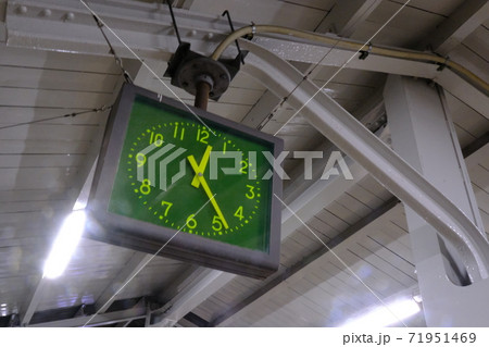 【終電繰り上げ】終電間近の駅の時計を見上げる【終電繰り上げ】 71951469