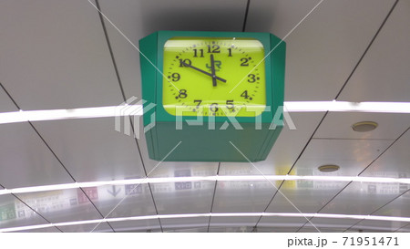 【終電繰り上げ】終電間近の駅の時計を見上げる 【終電繰り上げ】終電間近の駅の時計を見上げる 71951471