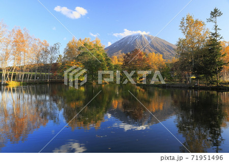 北海道倶知安町の羊蹄山と紅葉の姿見の池の写真素材