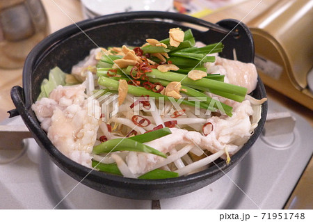 【GOTOEAT　居酒屋】もつ鍋を鍋にかける 71951748