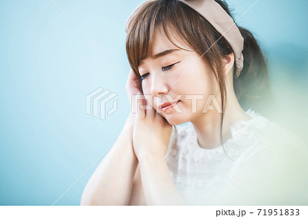 ヘアバンドをつけた女性 71951833