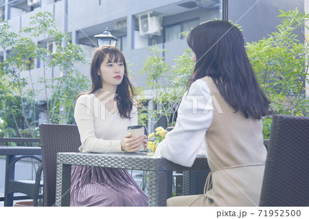 カフェでコーヒーを飲む女性 71952500